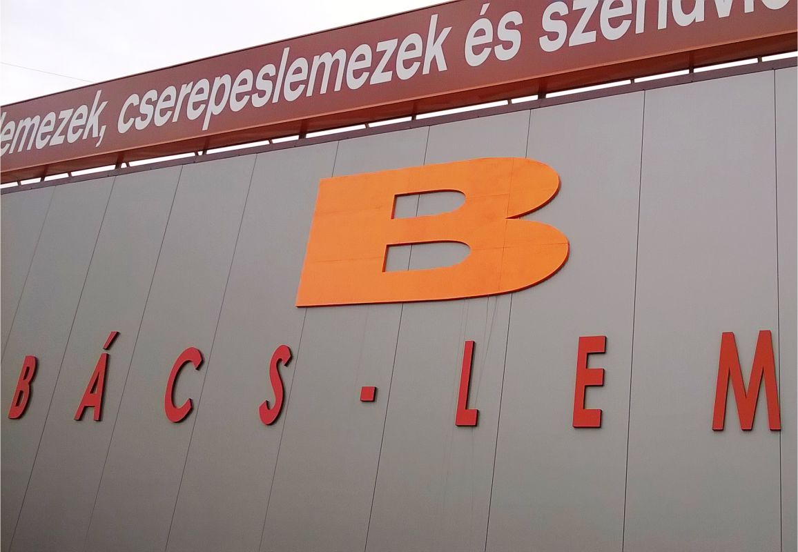 XPS betűk homlokzaton