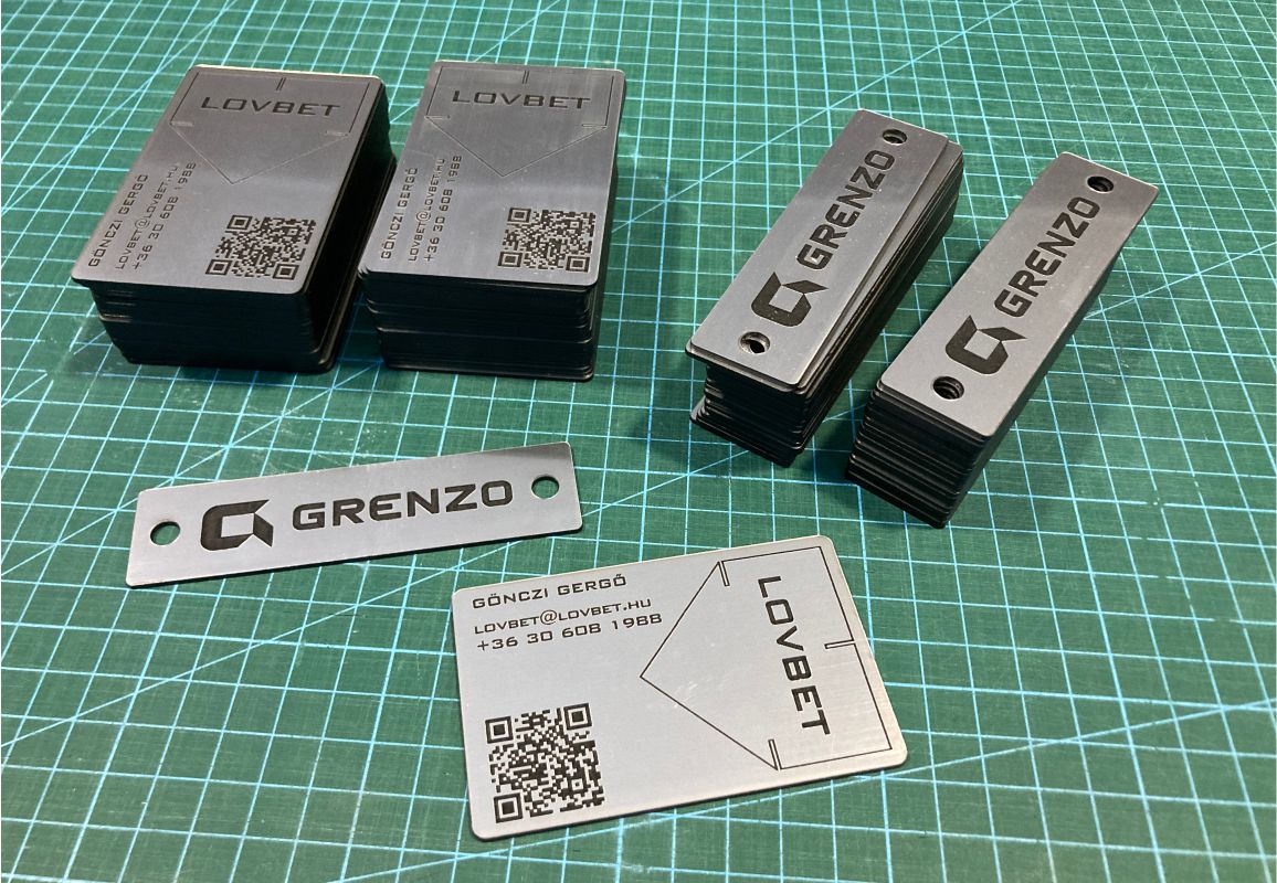 Adattáblák gravírozása