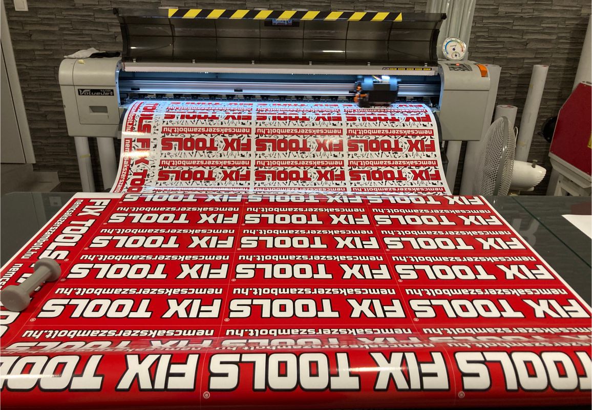 Öntapadós céges matricák nyomtatás közben