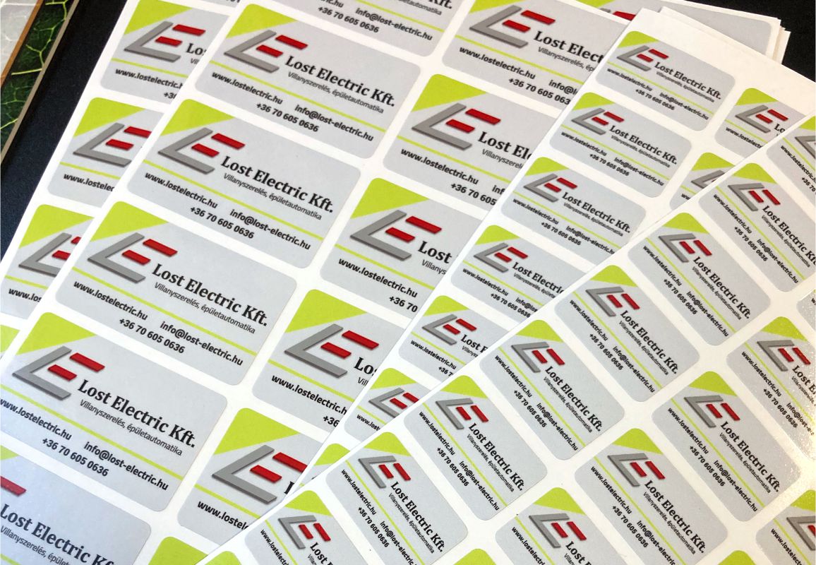 Céges etikett cimkék kontúrvágva