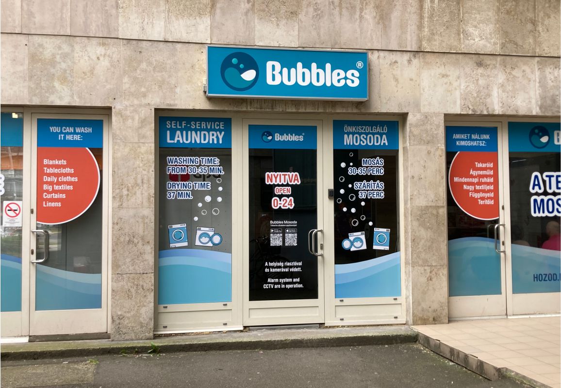 Vágott fóiás üzletdekoráció Kecskeméten