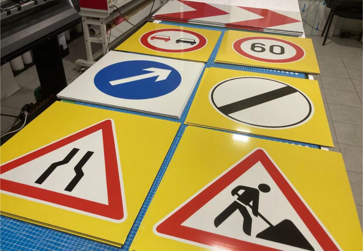 Fényvisszaverős Forgalomirányitó közúti kressz táblák